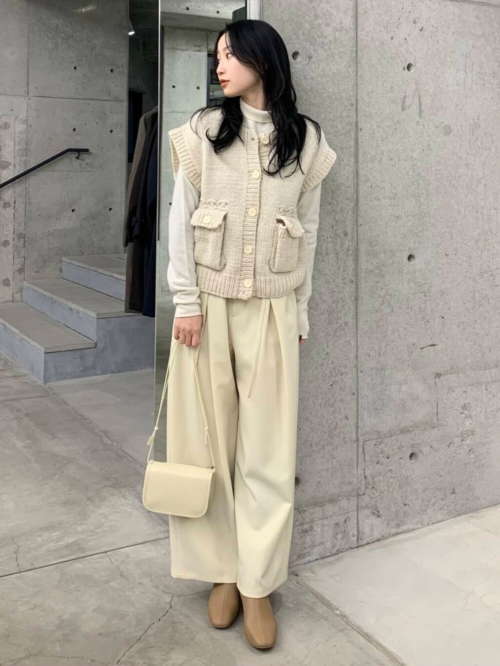 ベージュ系のブーツ、ホワイト系のその他パンツ、ホワイト系のベストを着用したレディースの冬コーディネートの5枚目の写真