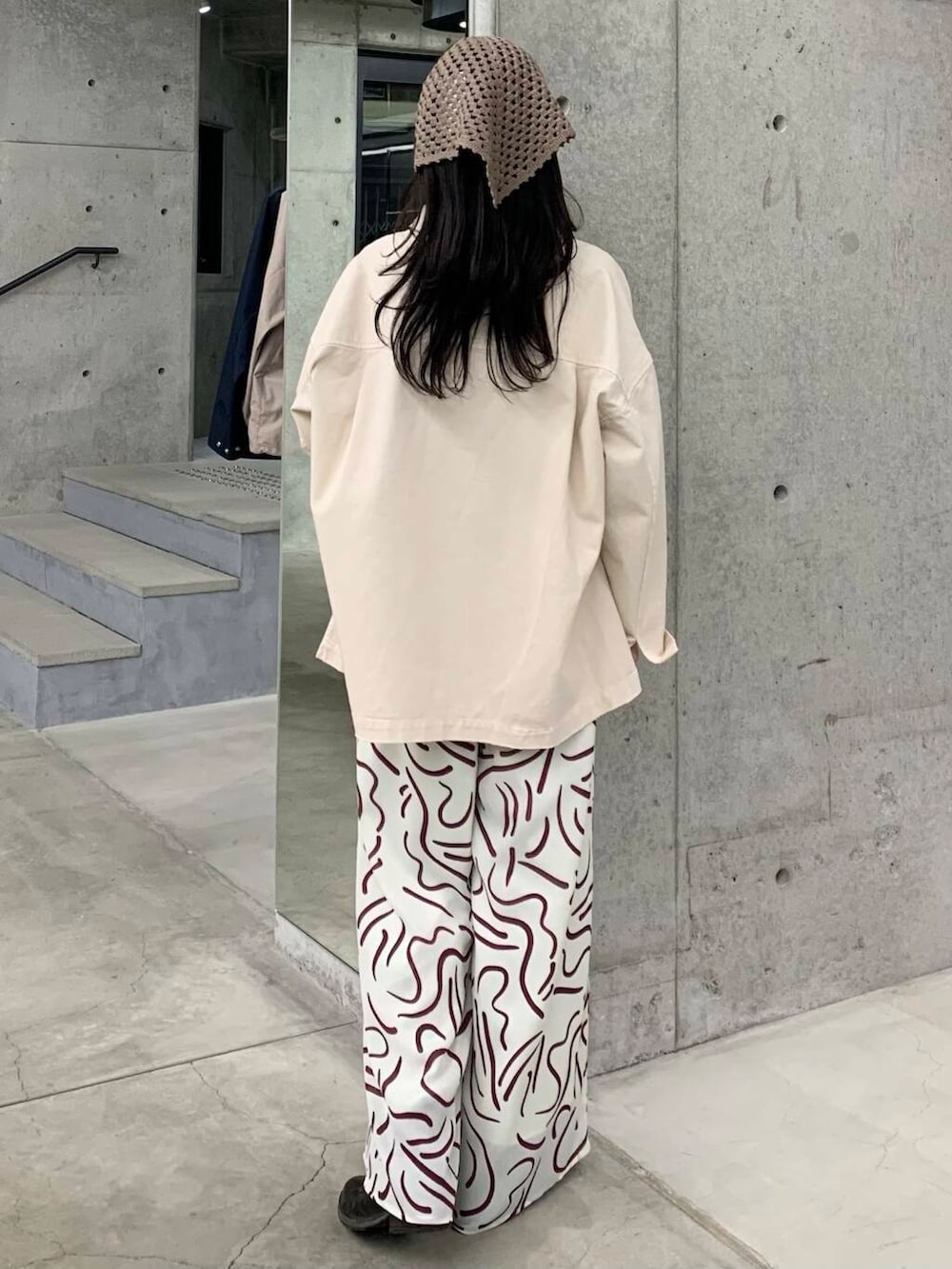 レッド系のその他パンツ、ホワイト系のシャツ/ブラウス、ベージュ系のバンダナ/スカーフを着用したレディースの冬コーディネートの7枚目の写真