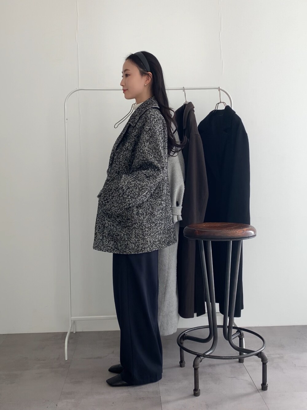 ブルー系のその他パンツ、ブラック系のピーコート、ホワイト系のTシャツ/カットソーを着用したレディースの冬コーディネートの4枚目の写真