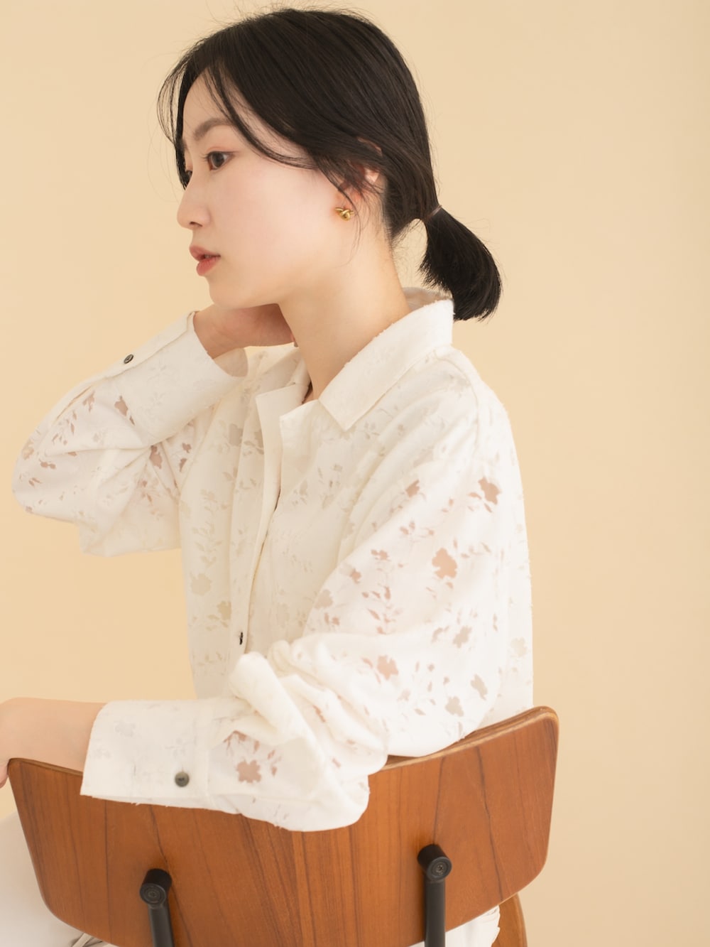 ホワイト系のシャツ/ブラウス、ホワイト系のその他パンツ、ブラウン系のパンプスを着用したレディースの春コーディネートの2枚目の写真