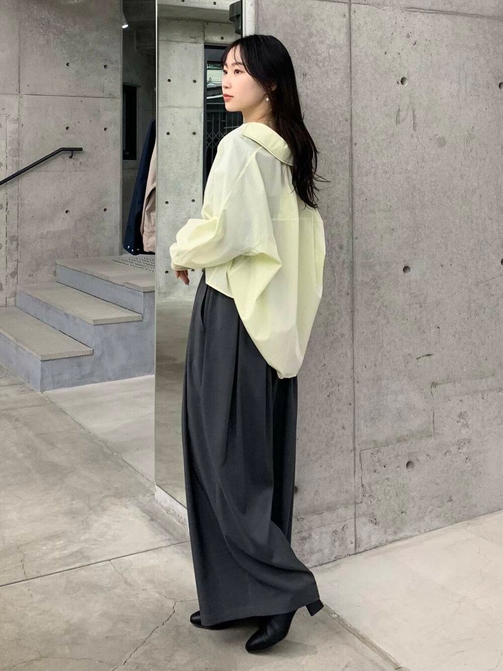 ブラック系のブーツ、グレー系のその他パンツ、グリーン系のシャツ/ブラウスを着用したレディースの冬コーディネートの6枚目の写真