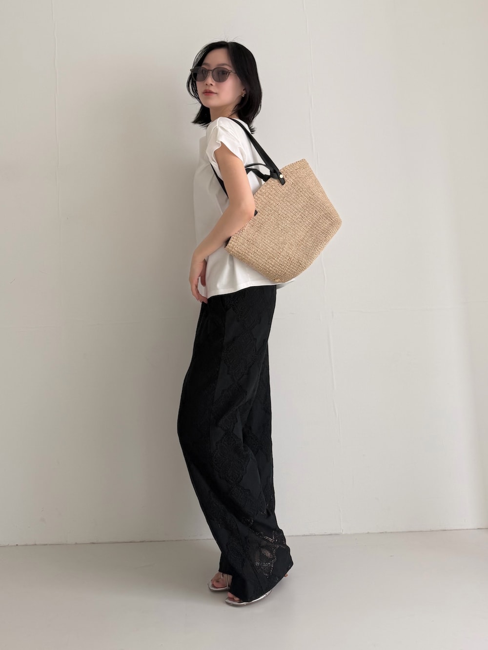 ホワイト系のTシャツ/カットソー、ブラック系のその他パンツを着用したレディースの夏コーディネートの3枚目の写真