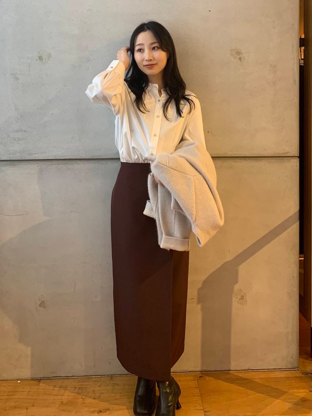 ブラック系のブーツ、グレー系のカーディガン/ボレロ、ホワイト系のシャツ/ブラウスを着用したレディースの秋コーディネートの3枚目の写真