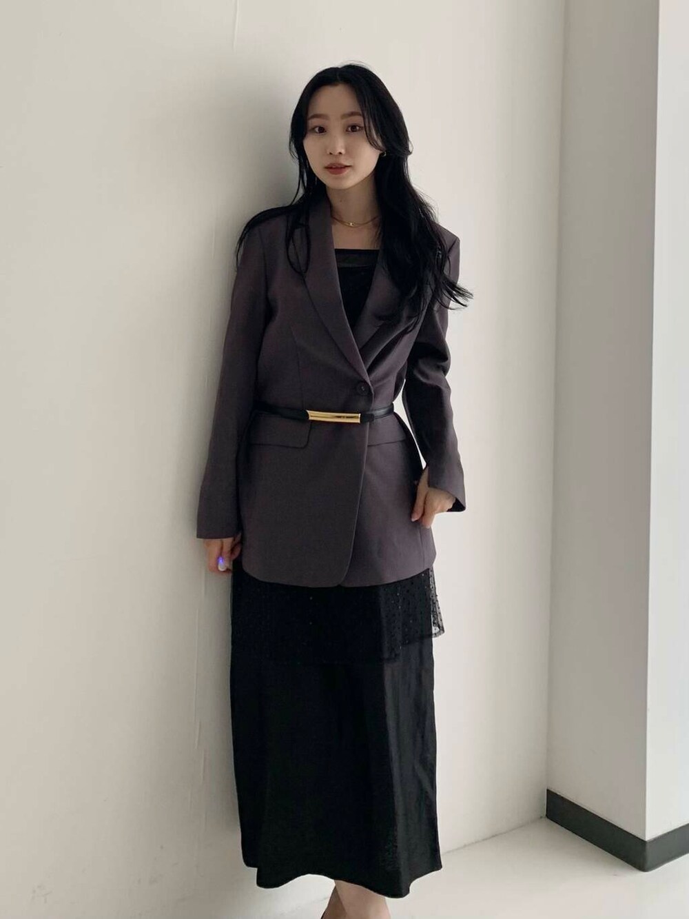 グレー系のその他アウター、ブラック系のワンピースを着用したレディースの夏コーディネートの2枚目の写真