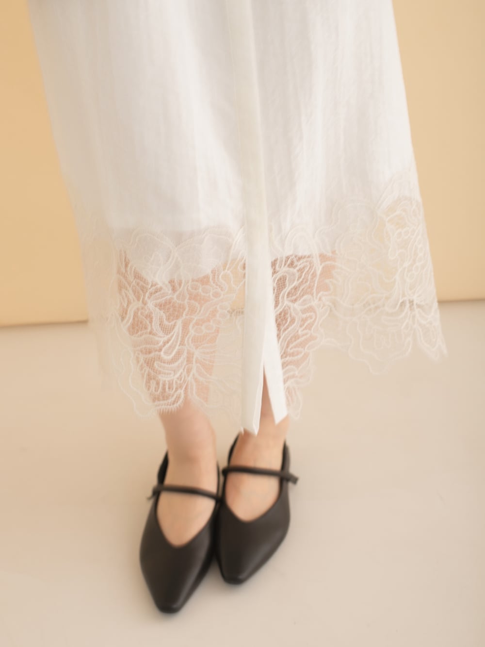 ホワイト系のワンピース、ホワイト系のその他アウターを着用したレディースの春コーディネートの2枚目の写真