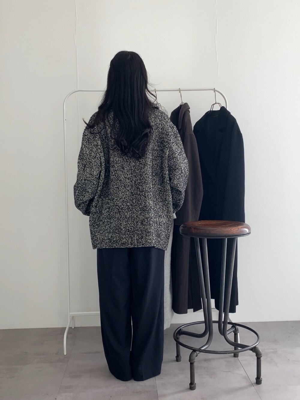 ブルー系のその他パンツ、ブラック系のピーコート、ホワイト系のTシャツ/カットソーを着用したレディースの冬コーディネートの5枚目の写真