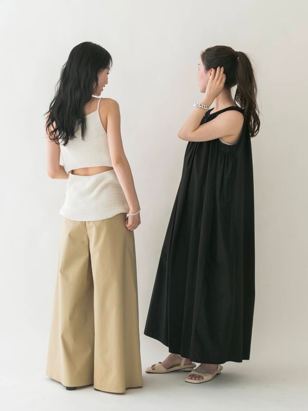 「ワイドパンツ、デートコーデ、休日コーデ、ROSSO、le、ブルベ夏、骨格ウェーブ、キレイめスタイル、初夏のお出掛けコーデ、ブルベ夏×骨格ウェーブ、きれいめフェミニン」｜「URBAN RESEARCH ROSSO WOMENのKOMOREBI MUSEUM　SANDAL（サンダル、ホワイト系）」を使った、美波さん（レディース・158cm）の春コーディネートの3枚目の写真