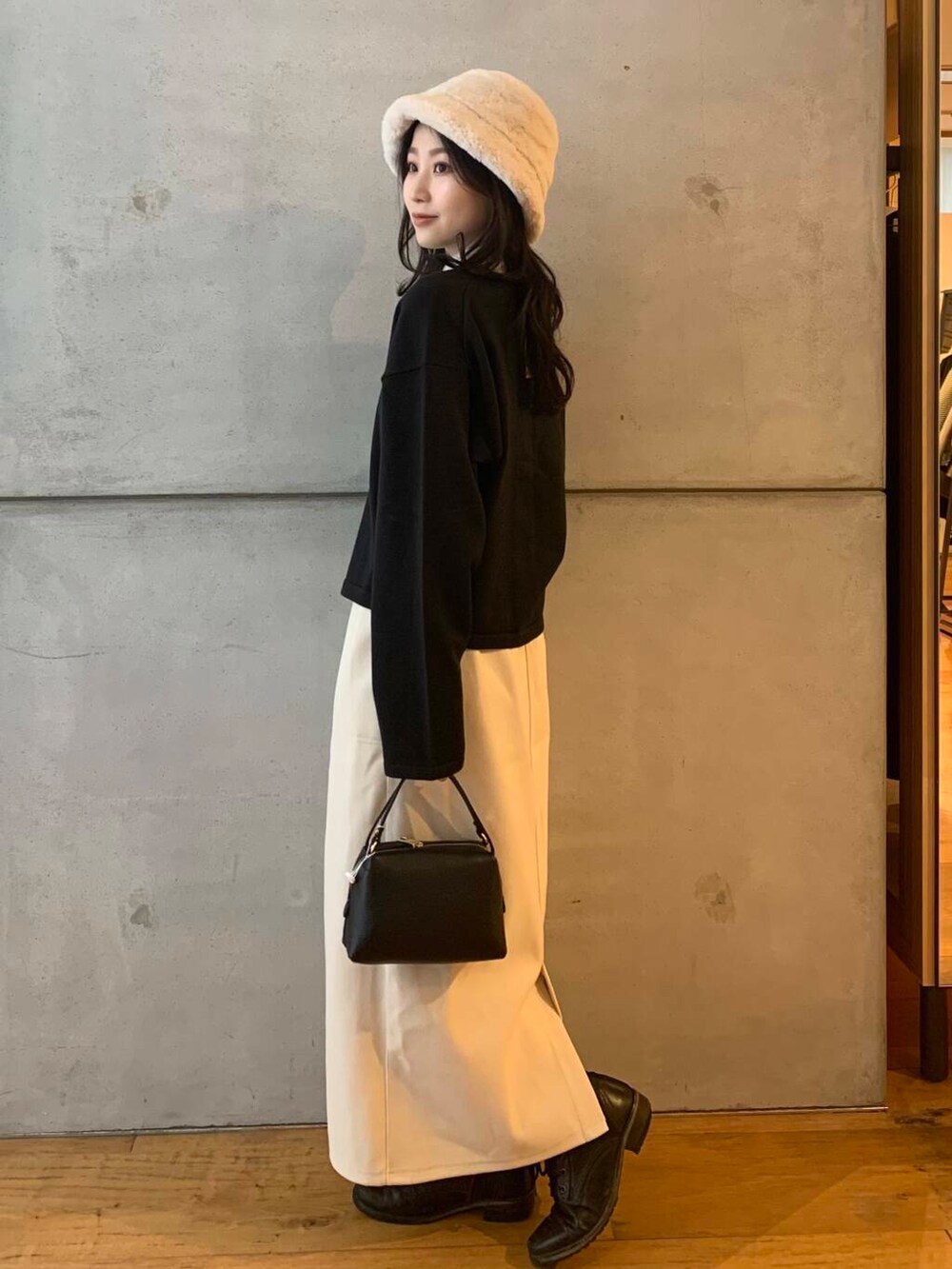 ホワイト系のTシャツ/カットソー、ブラック系のカーディガン/ボレロ、ホワイト系のスカートを着用したレディースの秋コーディネートの5枚目の写真
