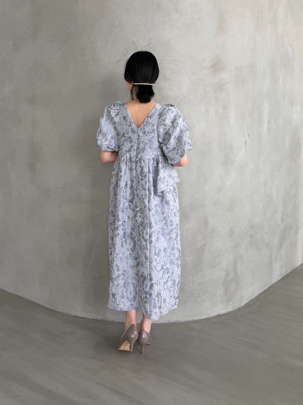 グレー系のワンピースを着用したレディースの冬コーディネートの4枚目の写真