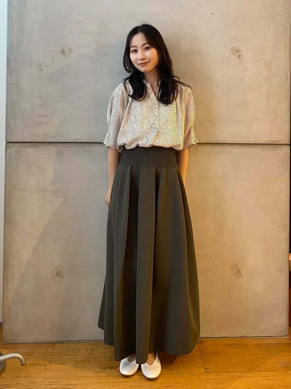 ホワイト系のパンプス、グリーン系のスカート、ホワイト系のシャツ/ブラウスを着用したレディースの夏コーディネートの4枚目の写真