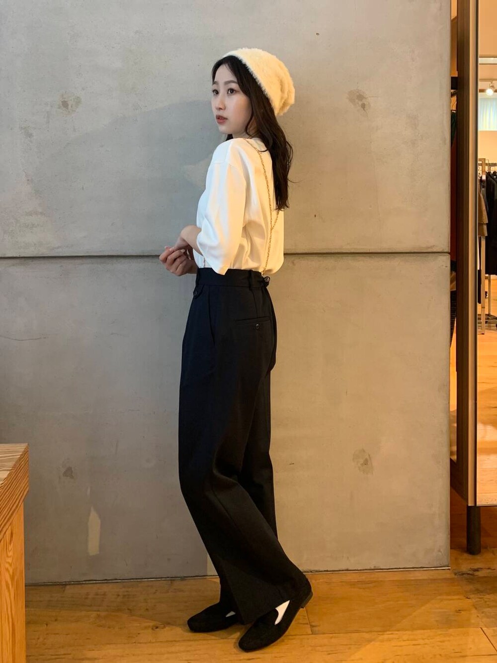 ブラック系のローファー、ホワイト系のTシャツ/カットソー、ベージュ系のチノパンツを着用したレディースの夏コーディネートの5枚目の写真