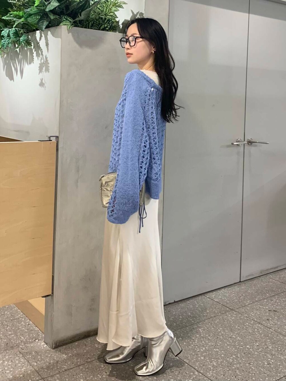 ホワイト系のスカート、シルバー系のショルダーバッグ、ホワイト系のTシャツ/カットソーを着用したレディースの冬コーディネートの5枚目の写真