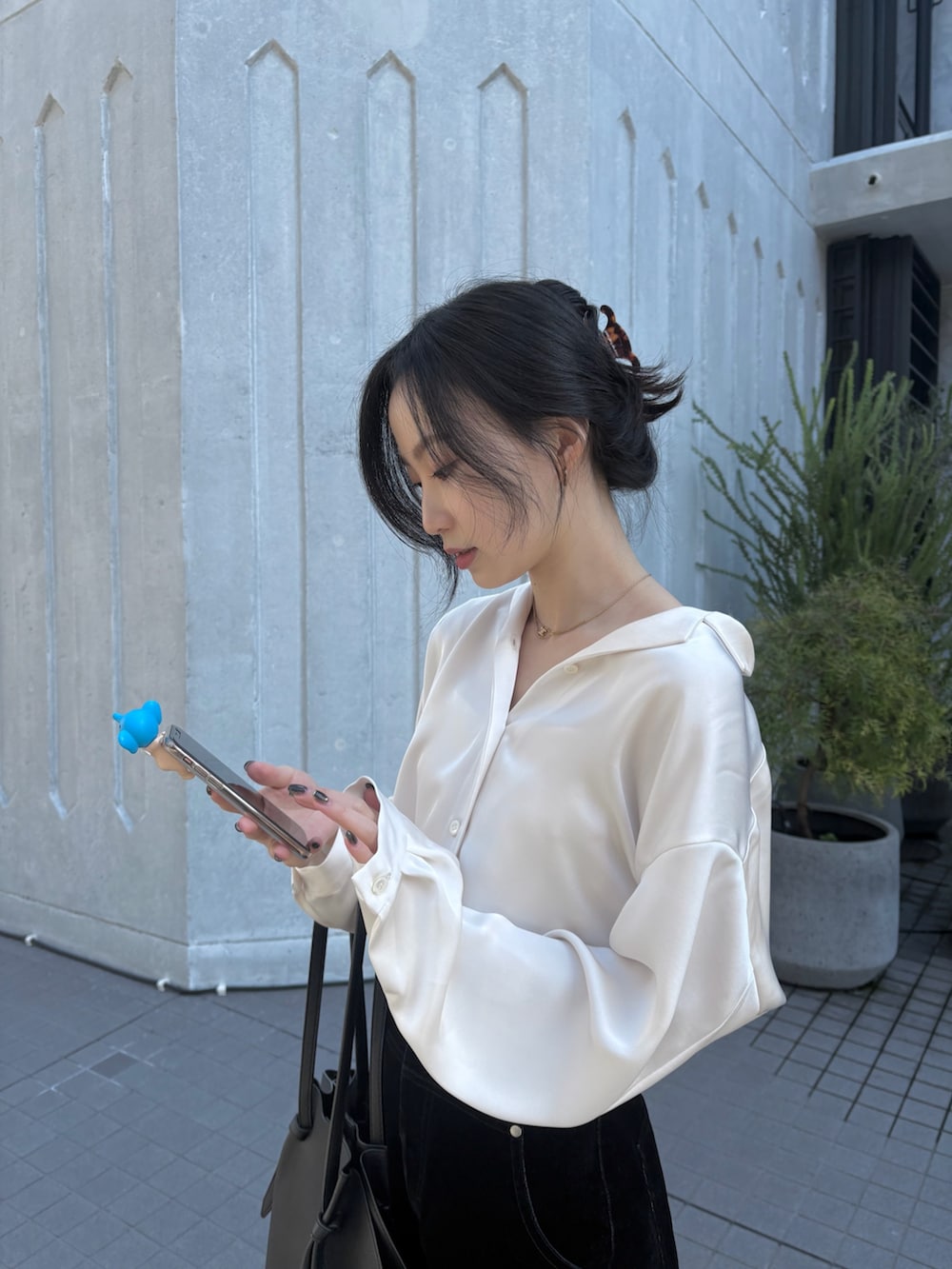 ホワイト系のシャツ/ブラウスを着用したレディースの春コーディネートの4枚目の写真