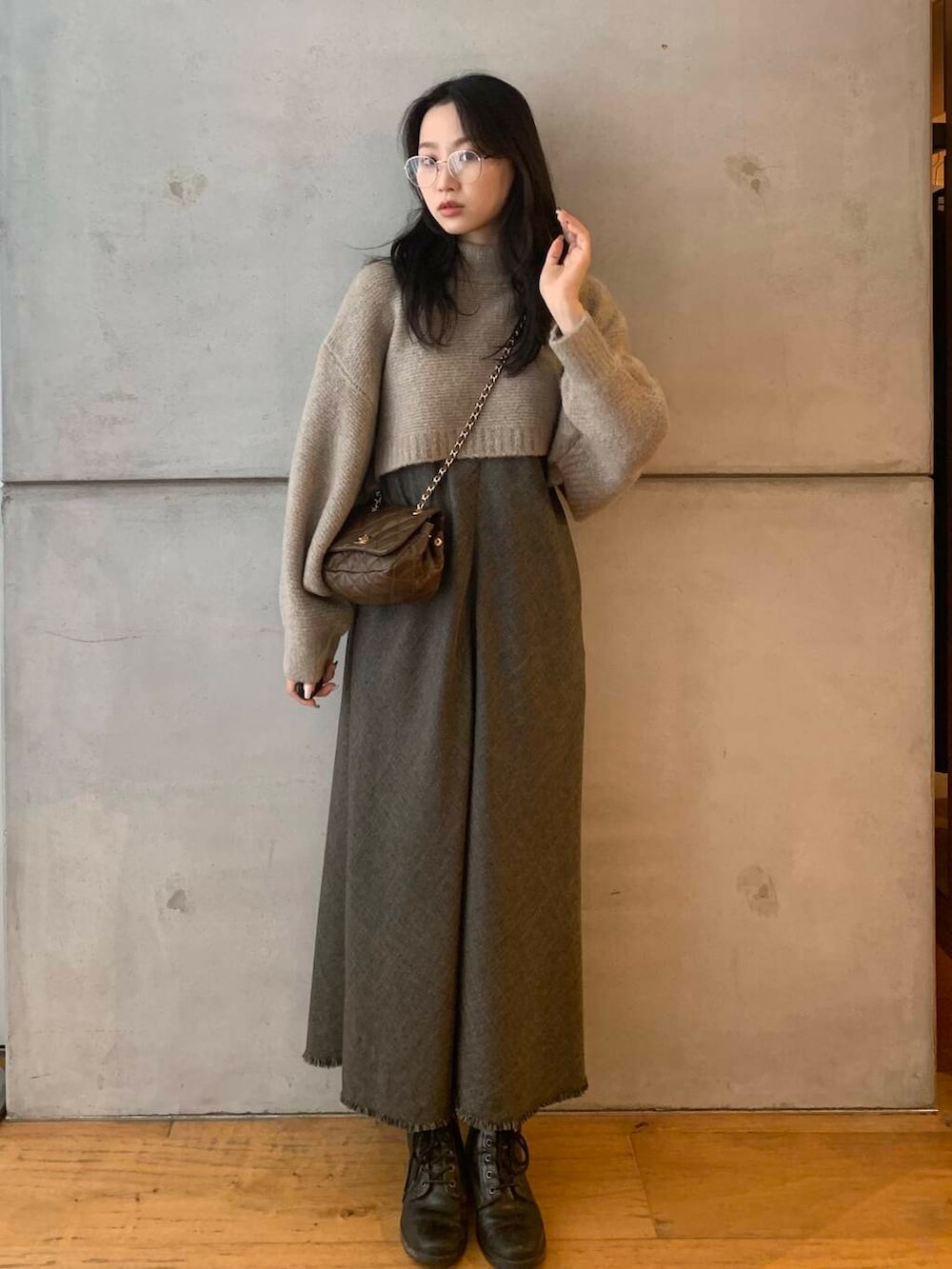 ブラウン系のショルダーバッグ、ブラウン系のワンピース、ベージュ系のニット/セーターを着用したレディースの秋コーディネートの4枚目の写真