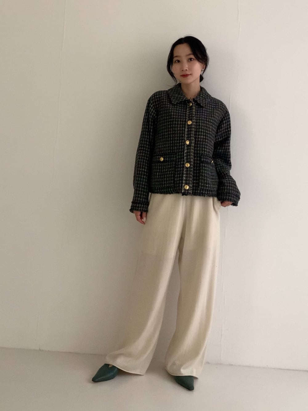 グレー系のその他アウター、ホワイト系のその他パンツ、グリーン系のその他シューズを着用したレディースの秋コーディネートの2枚目の写真