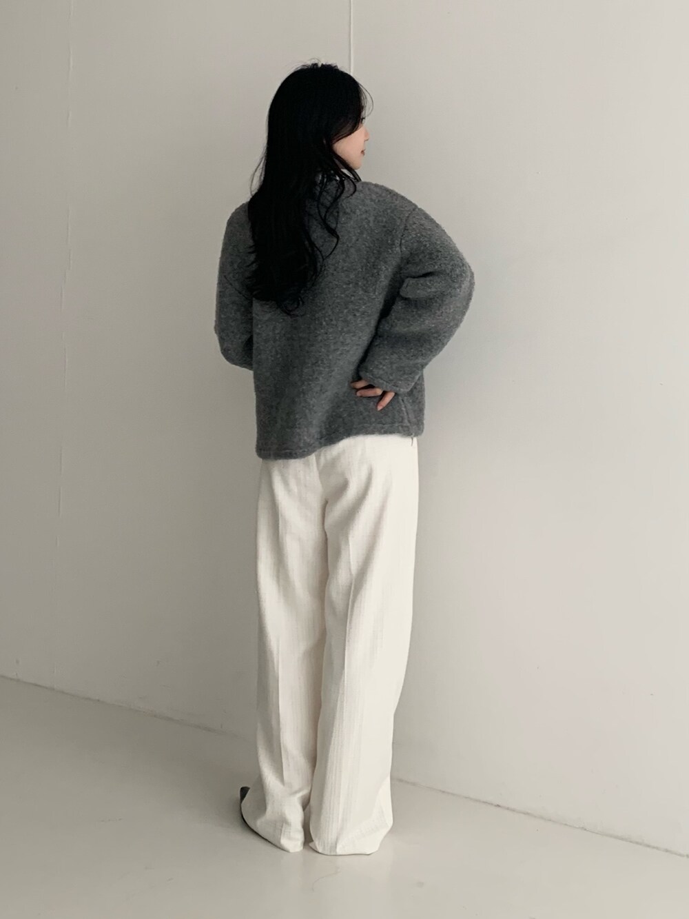 ホワイト系のその他パンツ、グレー系のその他アウター、その他のシャツ/ブラウスを着用したレディースの秋コーディネートの4枚目の写真