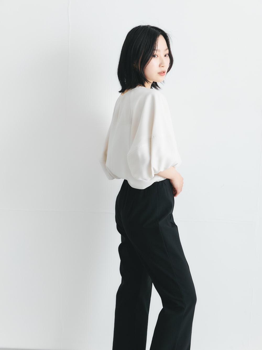 ホワイト系のシャツ/ブラウス、ブラック系のその他パンツを着用したレディースの夏コーディネートの2枚目の写真