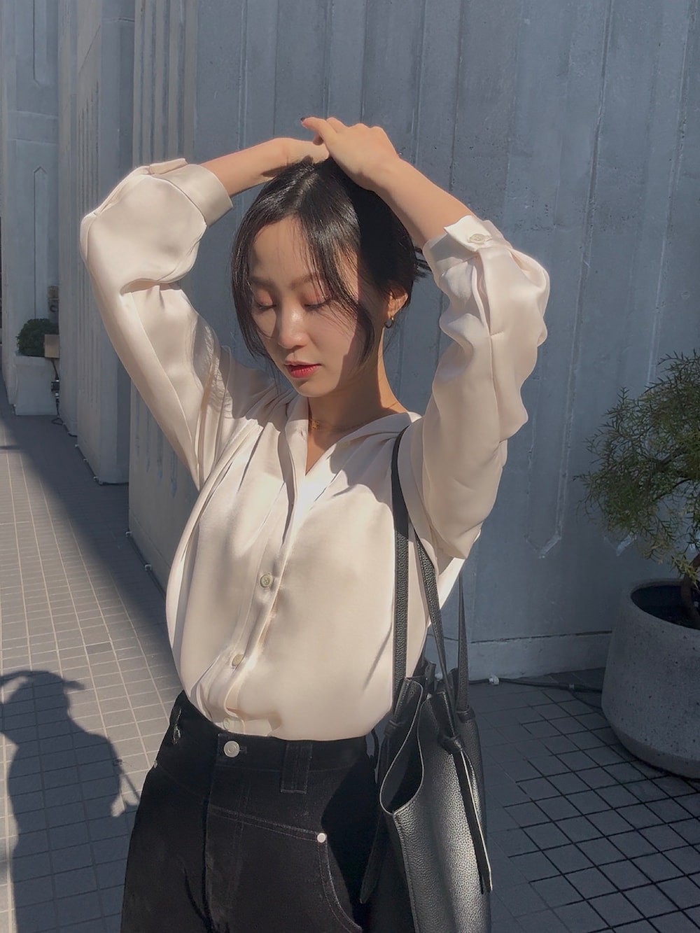 ホワイト系のシャツ/ブラウスを着用したレディースの春コーディネートの3枚目の写真