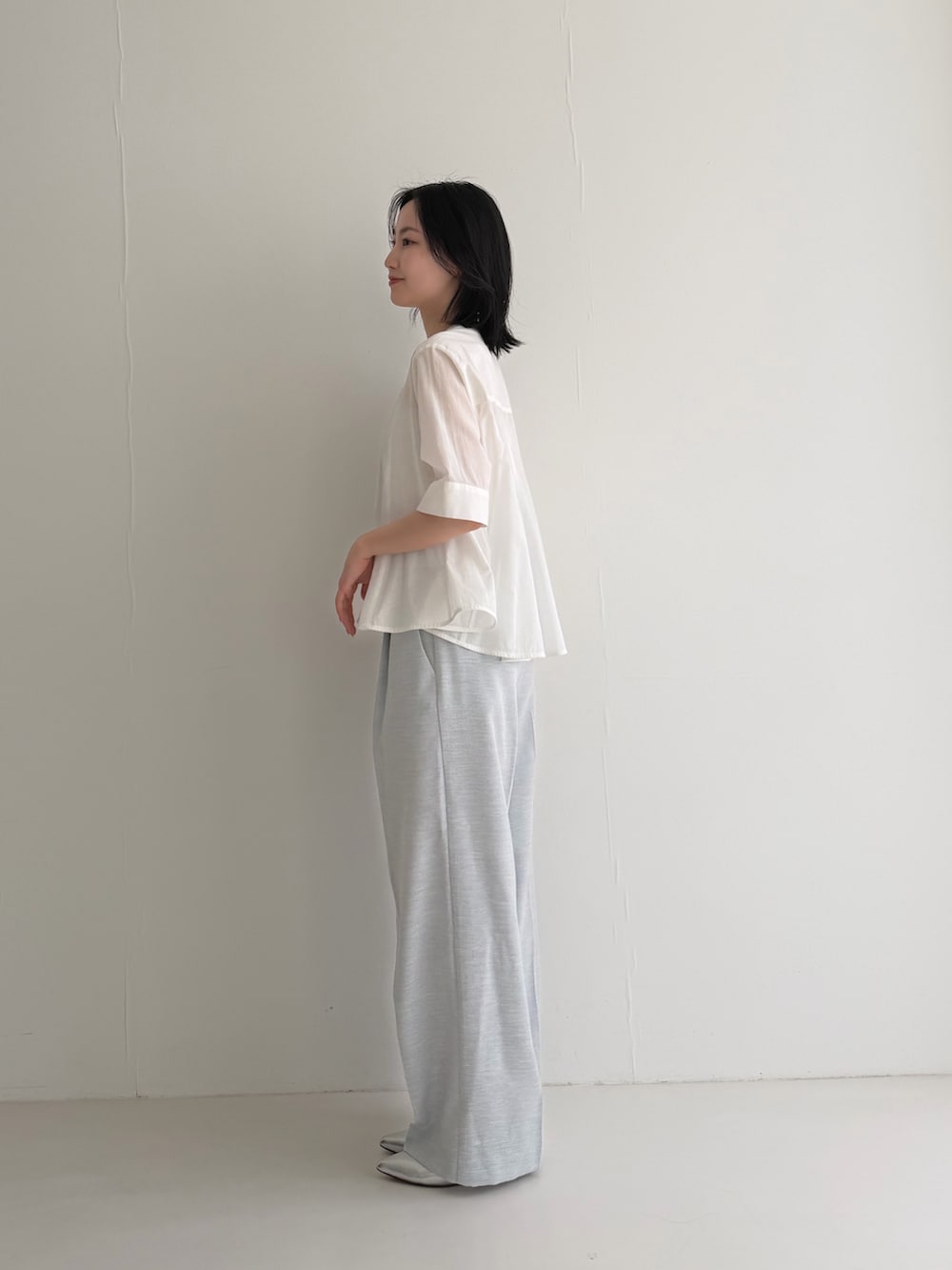 ホワイト系のシャツ/ブラウス、シルバー系のパンプスを着用したレディースの春コーディネートの3枚目の写真