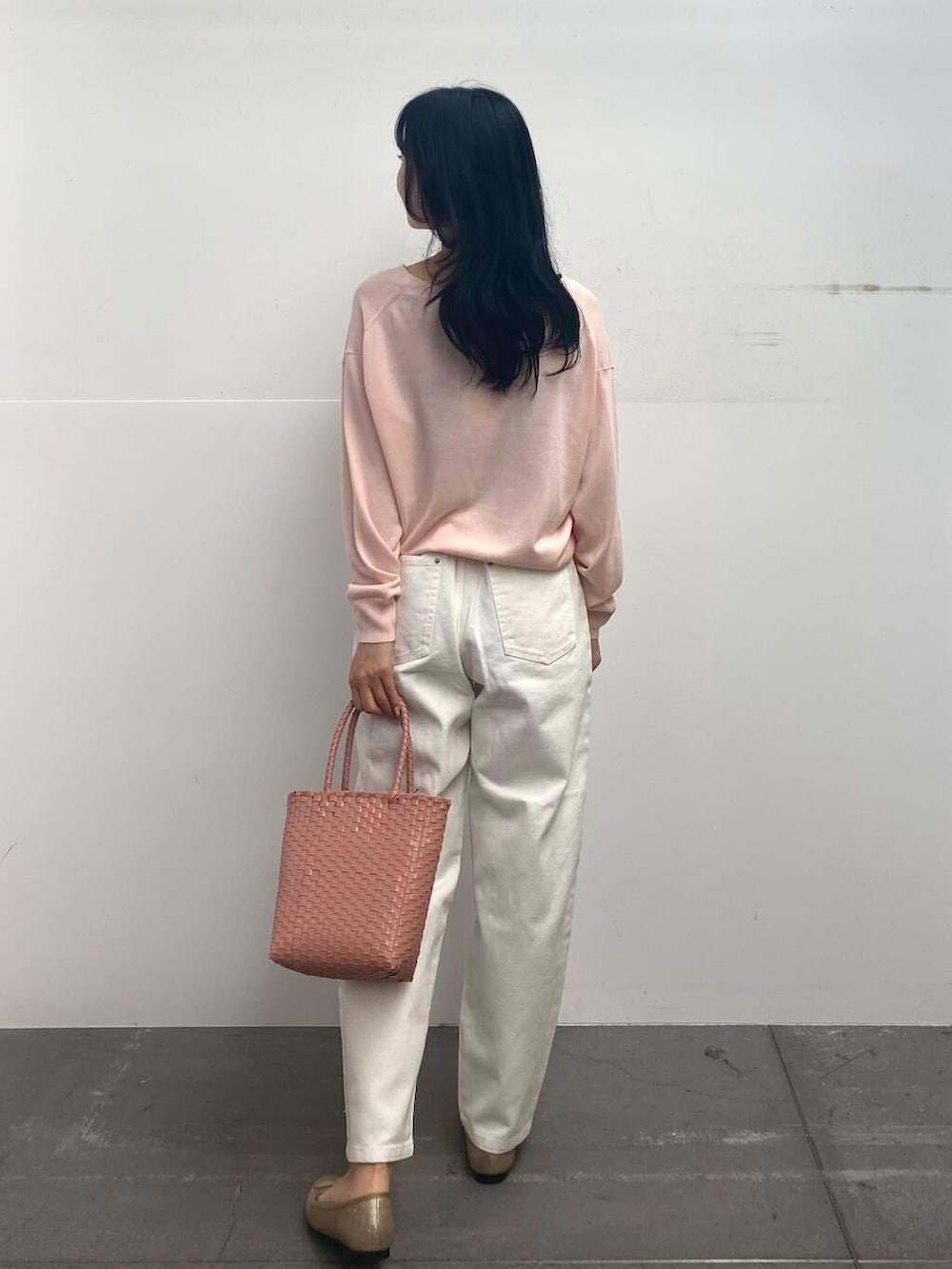 ピンク系のトートバッグ、ピンク系のカーディガン/ボレロ、ホワイト系のその他パンツを着用したレディースの夏コーディネートの6枚目の写真