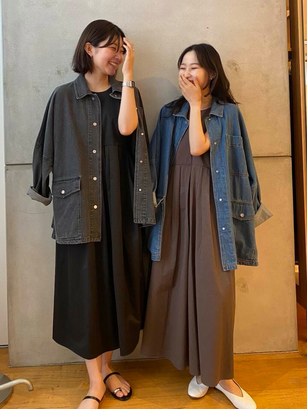 ホワイト系のパンプス、ブラック系のサンダル、グリーン系のワンピースを着用したレディースの夏コーディネートの2枚目の写真