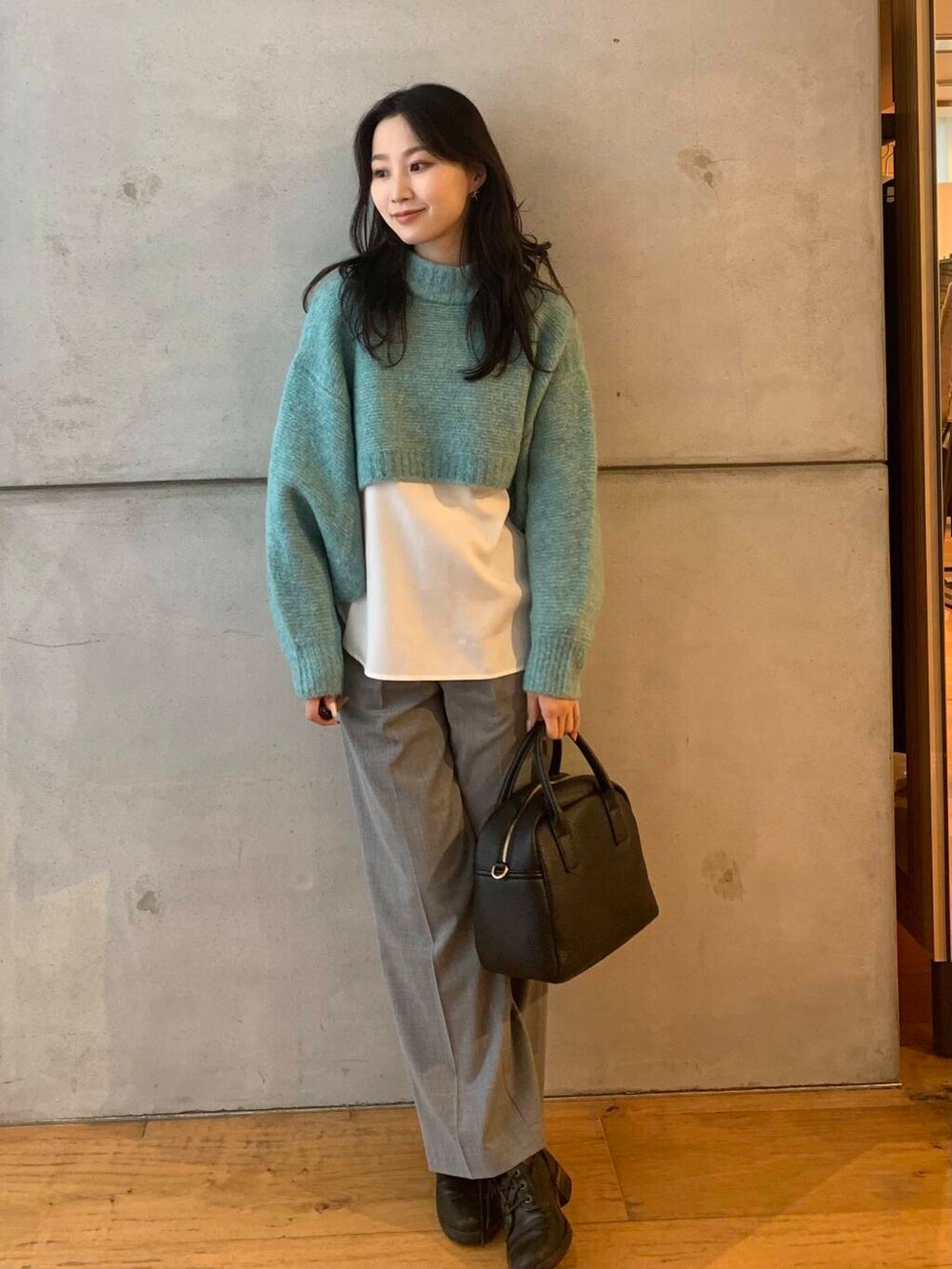 ブラック系のボストンバッグ、ホワイト系のシャツ/ブラウス、グレー系のその他パンツを着用したレディースの秋コーディネートの3枚目の写真