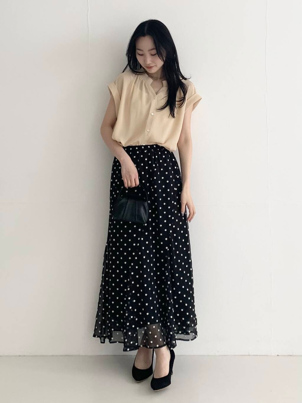 「スカート、デートコーデ、休日コーデ、オフィスカジュアル、ROSSO、ブルベ夏、骨格ウェーブ、キレイめスタイル、初夏のお出掛けコーデ、ブルベ夏×骨格ウェーブ、きれいめフェミニン」｜「URBAN RESEARCH ROSSO WOMENの『MADE IN JAPAN』オリジナルスウェードパンプス（パンプス、ブラック系）」を使った、美波さん（レディース・158cm）の春コーディネートの2枚目の写真