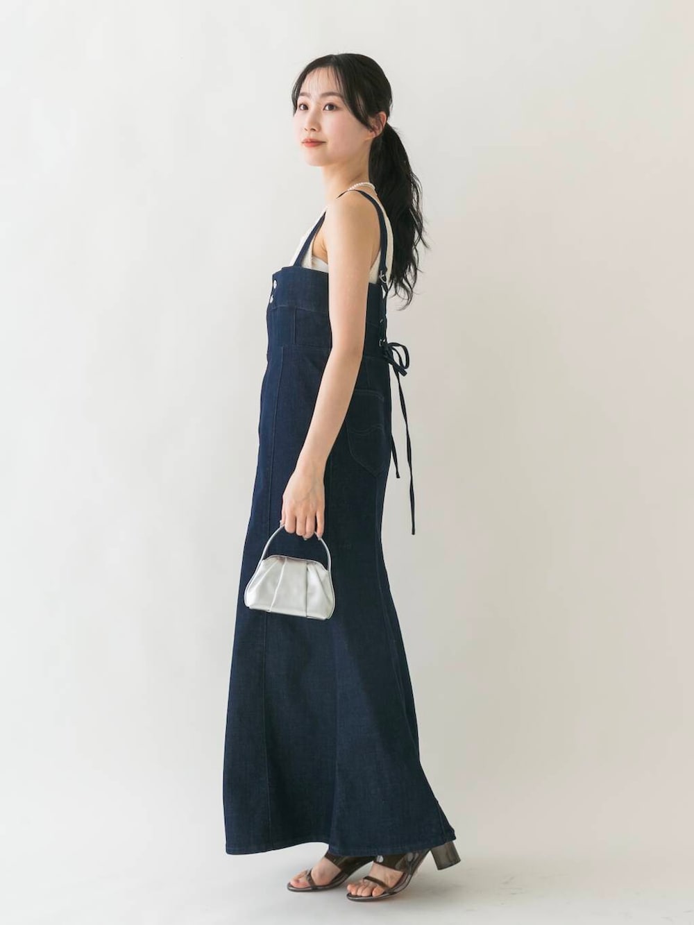 「ワンピース、lee、休日コーデ、休日スタイル、ROSSO、デニムワンピース、ブルベ夏、骨格ウェーブ、キレイめスタイル、初夏のお出掛けコーデ、ブルベ夏×骨格ウェーブ」｜「URBAN RESEARCH ROSSO WOMENの『別注』Lee×ROSSO　CAMISOLE FLARE SKIRT（ワンピース、ブルー系）」を使った、美波さん（レディース・158cm）の春コーディネートの3枚目の写真