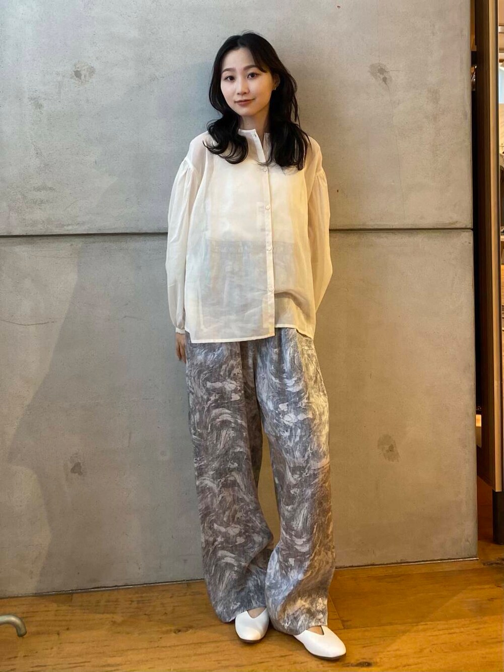 ホワイト系のパンプス、ベージュ系のその他パンツ、ホワイト系のシャツ/ブラウスを着用したレディースの夏コーディネートの2枚目の写真