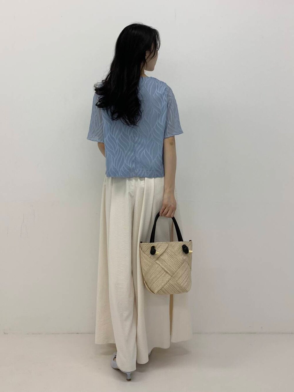 「休日コーデ、休日スタイル、ROSSO、ブルベ夏、骨格ウェーブ、きれいめtシャツ、撥水機能、キレイめスタイル、初夏のお出掛けコーデ、ブルベ夏×骨格ウェーブ」｜「URBAN RESEARCH ROSSO WOMENのVIOLAd’ORO　アバカメッシュ2WAYバッグ（ショルダーバッグ、ベージュ系）」を使った、美波さん（レディース・158cm）の春コーディネートの4枚目の写真