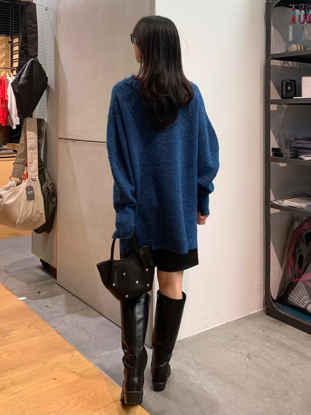 ブラック系のブーツ、ブラック系のその他パンツ、ブラック系のその他アウターを着用したレディースの冬コーディネートの5枚目の写真