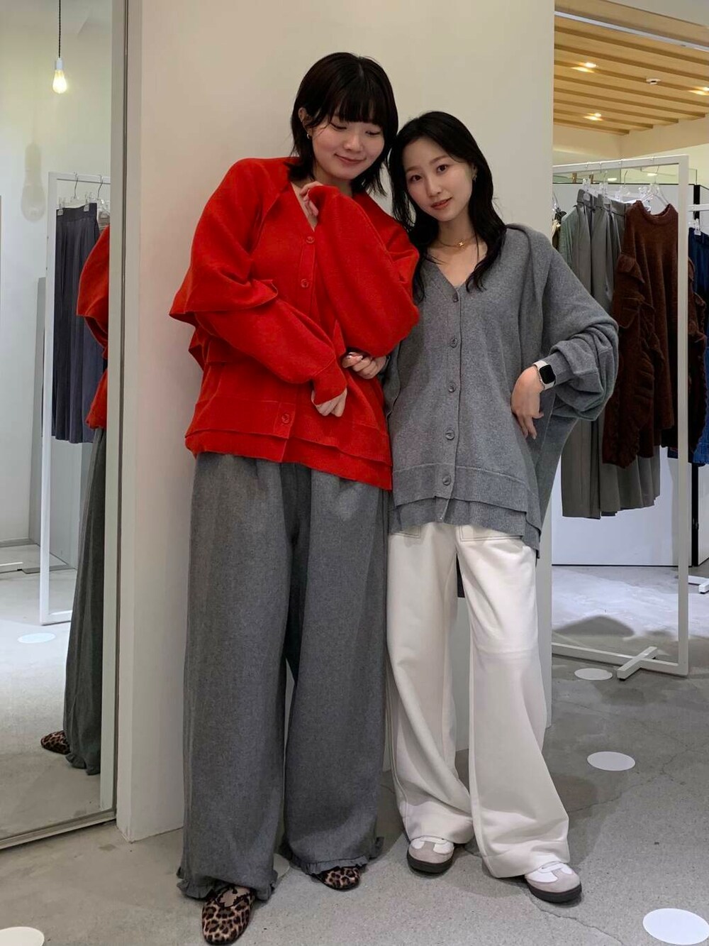ホワイト系のその他パンツ、グレー系のその他パンツ、ブラウン系のその他パンツを着用したレディースの秋コーディネートの5枚目の写真