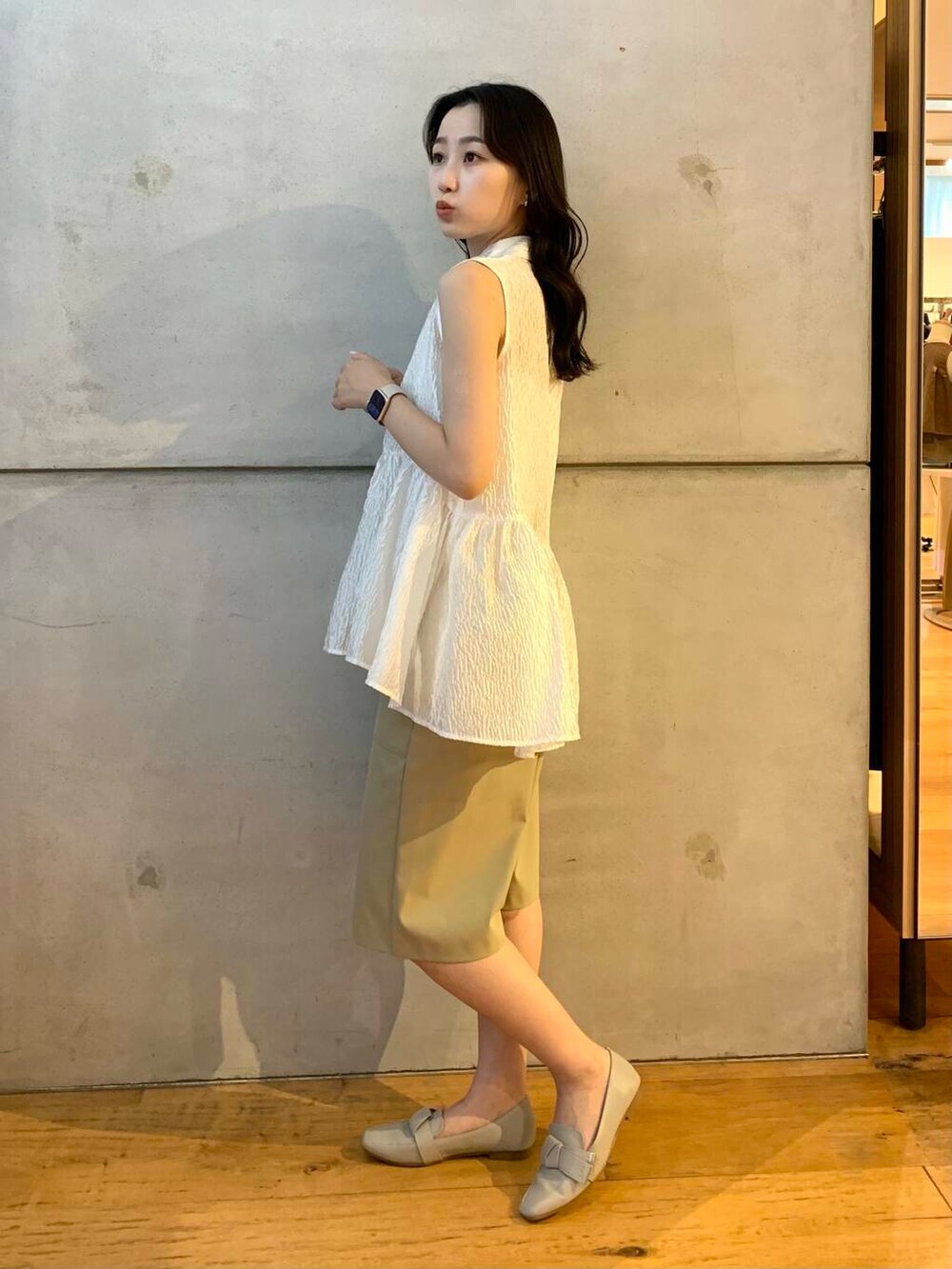 グレー系のドレスシューズ、ベージュ系のその他パンツ、ホワイト系のシャツ/ブラウスを着用したレディースの夏コーディネートの3枚目の写真