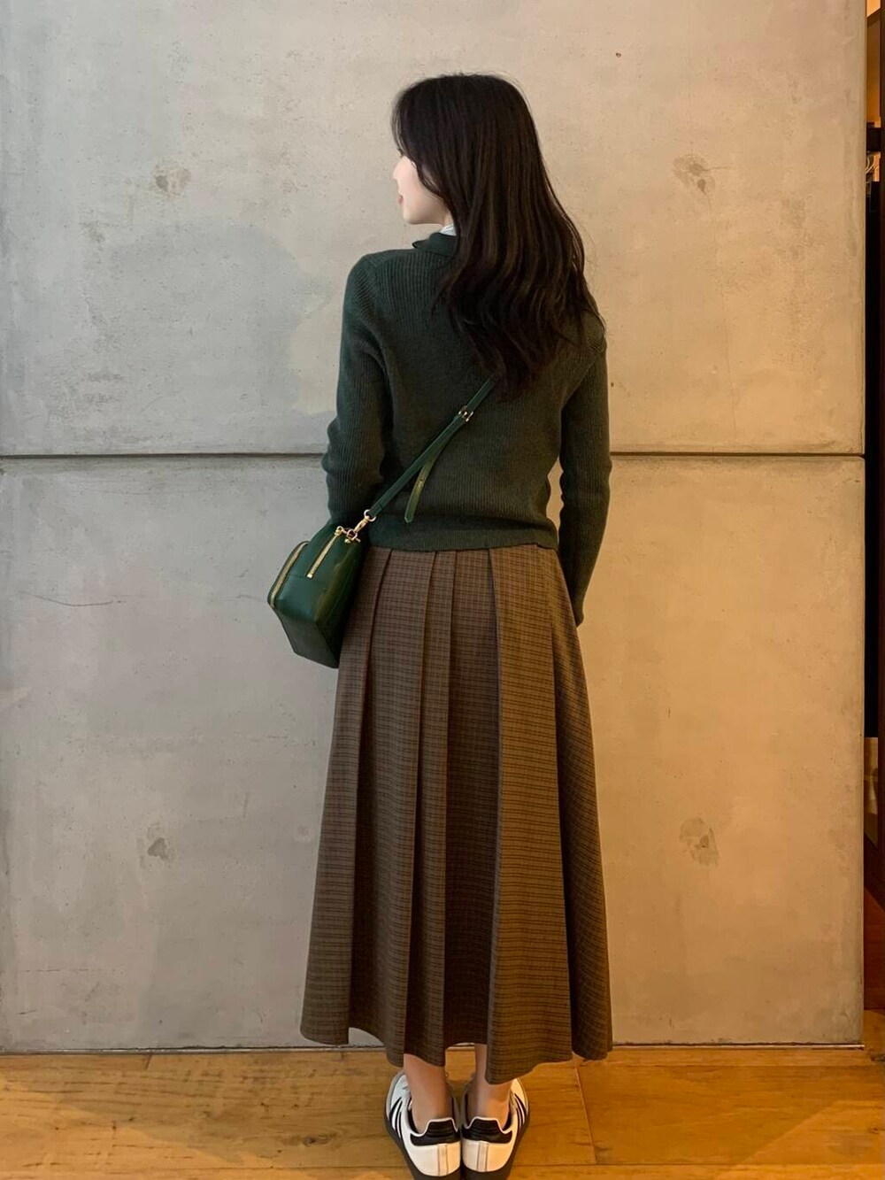 ホワイト系のTシャツ/カットソー、グリーン系のショルダーバッグ、ホワイト系のスニーカーを着用したレディースの秋コーディネートの5枚目の写真