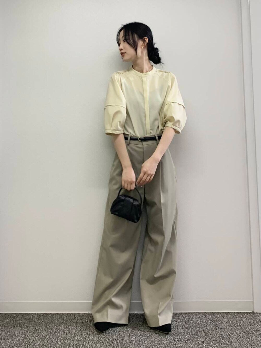 「スラックス、オフィスカジュアル、ROSSO、シャツブラウス、ブルベ夏、骨格ウェーブ、キレイめスタイル、初夏のお出掛けコーデ、ブルベ夏×骨格ウェーブ、きれいめフェミニン」｜「URBAN RESEARCH ROSSO WOMENの『MADE IN JAPAN』オリジナルスウェードパンプス（パンプス、ブラック系）」を使った、美波さん（レディース・158cm）の春コーディネートの2枚目の写真