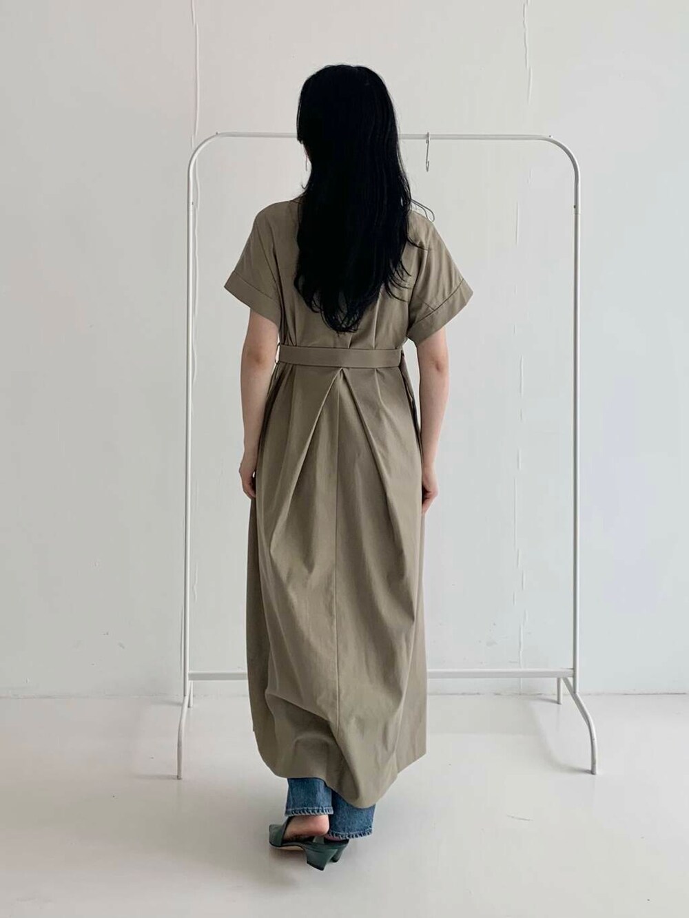 ブルー系のデニムパンツ、グレー系のワンピースを着用したレディースの夏コーディネートの4枚目の写真