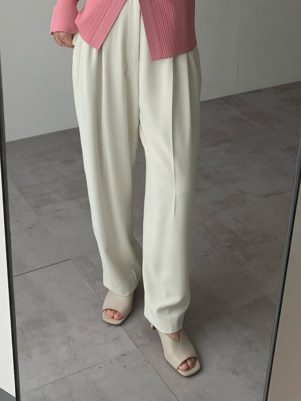 ピンク系のカーディガン/ボレロ、ホワイト系のその他パンツを着用したレディースの冬コーディネートの2枚目の写真