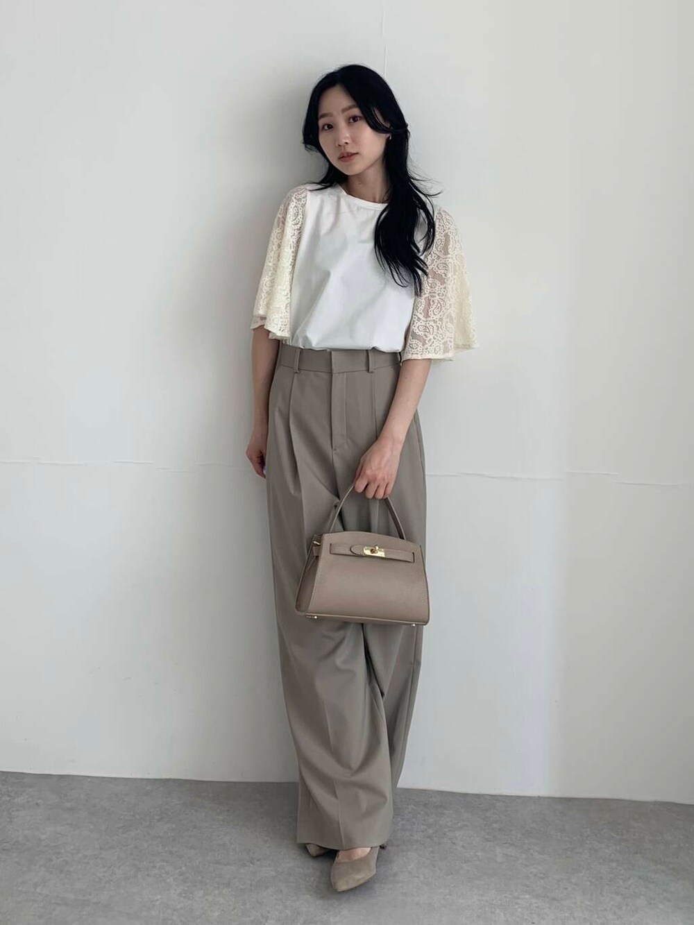 ブラウン系のパンプス、ブラウン系のその他パンツ、ホワイト系のTシャツ/カットソーを着用したレディースの夏コーディネートの3枚目の写真