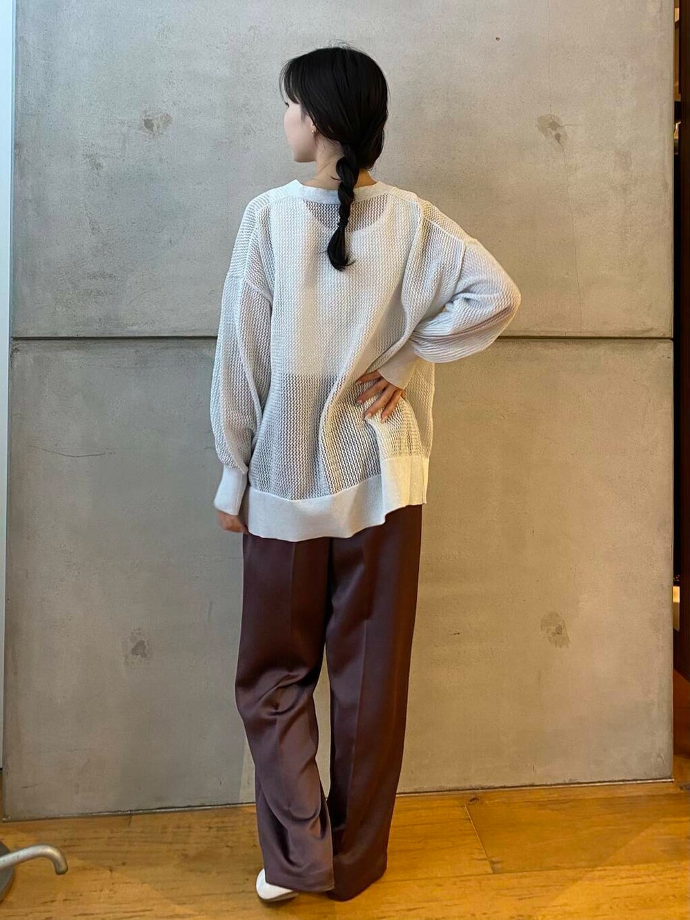 ホワイト系のタンクトップ、ホワイト系のパンプス、ブラウン系のその他パンツを着用したレディースの夏コーディネートの6枚目の写真