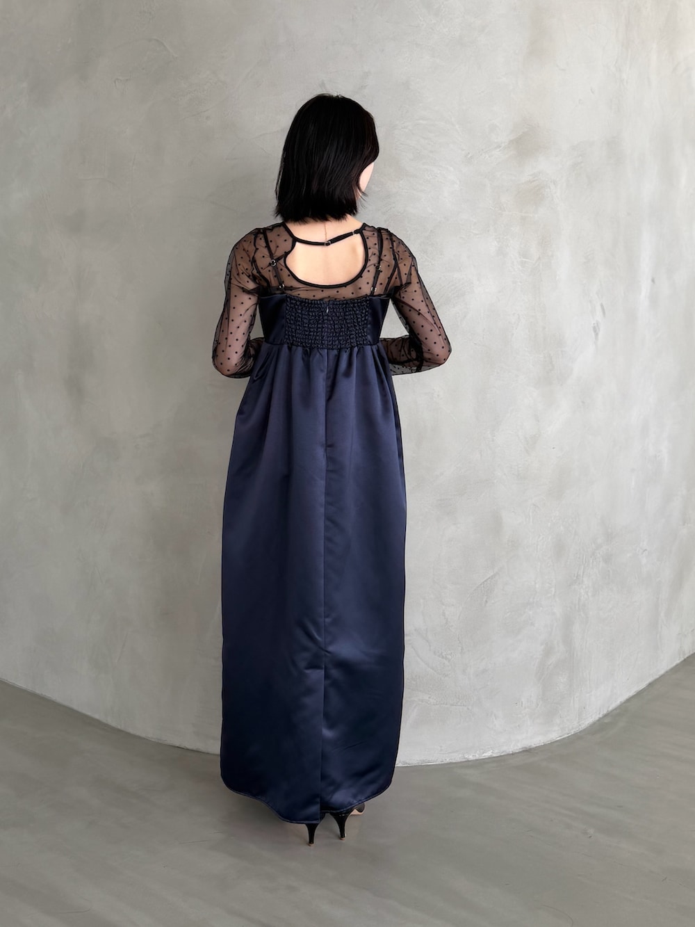 ブルー系のワンピースを着用したレディースの冬コーディネートの5枚目の写真