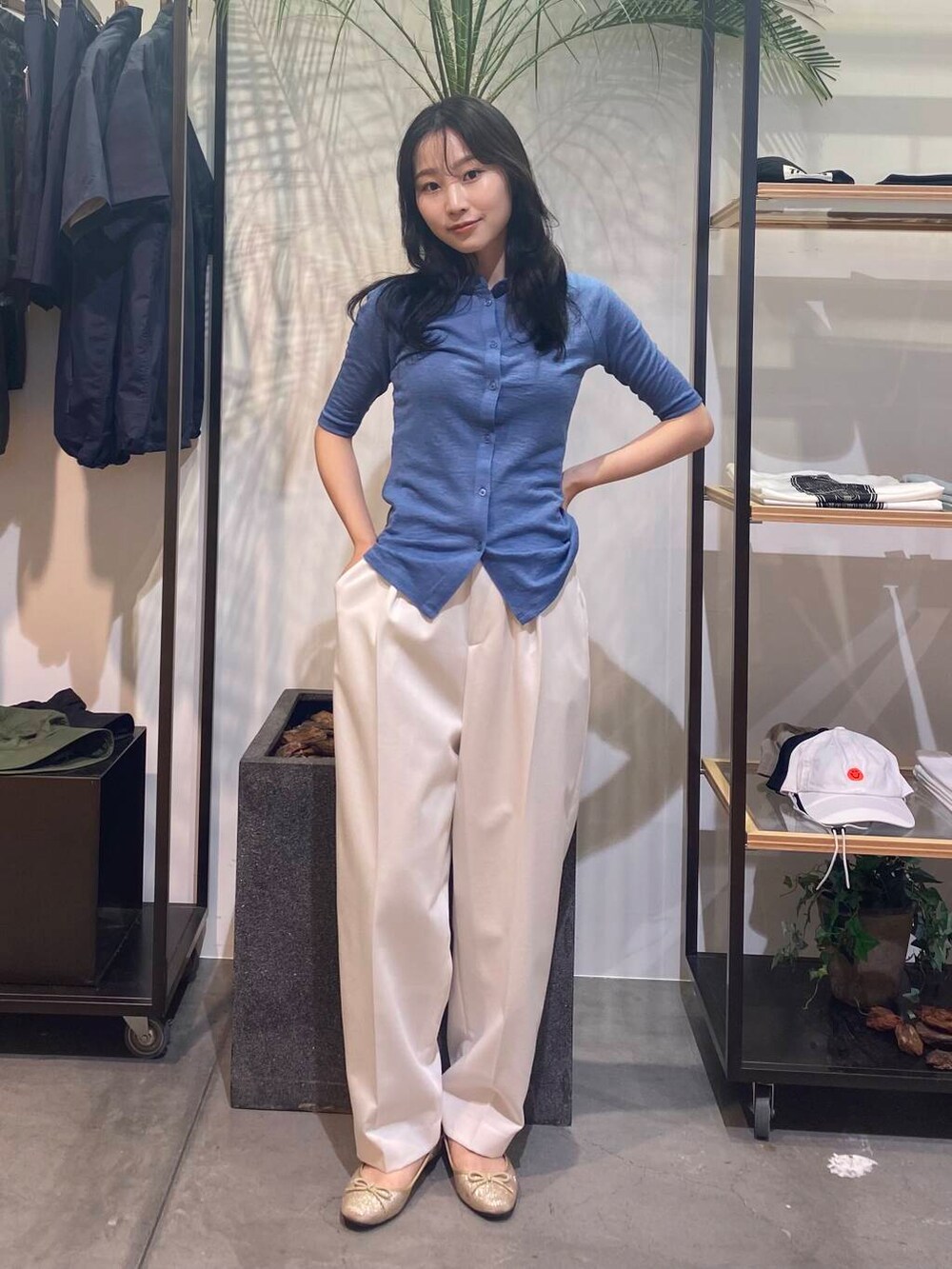 ホワイト系のその他パンツ、ブルー系のカーディガン/ボレロを着用したレディースの夏コーディネートの2枚目の写真