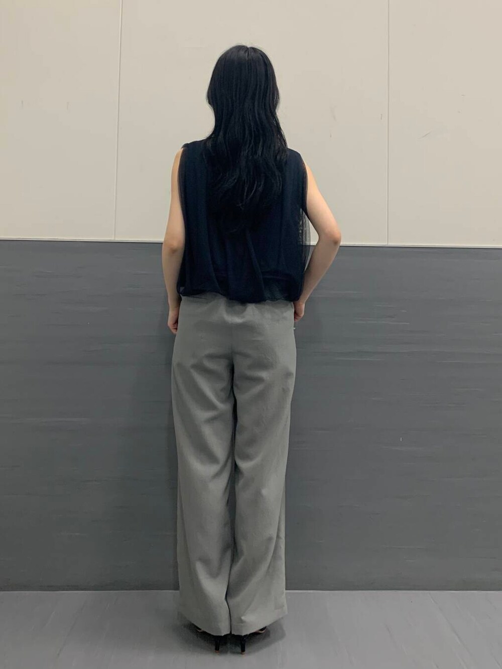 「オフィスカジュアル、ROSSO、お仕事、ブルベ夏、骨格ウェーブ、きれいめtシャツ、キレイめスタイル、ブルベ夏×骨格ウェーブ、sip2412、トレンドシアーアイテム」｜「URBAN RESEARCH ROSSO WOMENのオリジナルエナメルパンプス（パンプス、ブラック系）」を使った、美波さん（レディース・158cm）の夏コーディネートの6枚目の写真