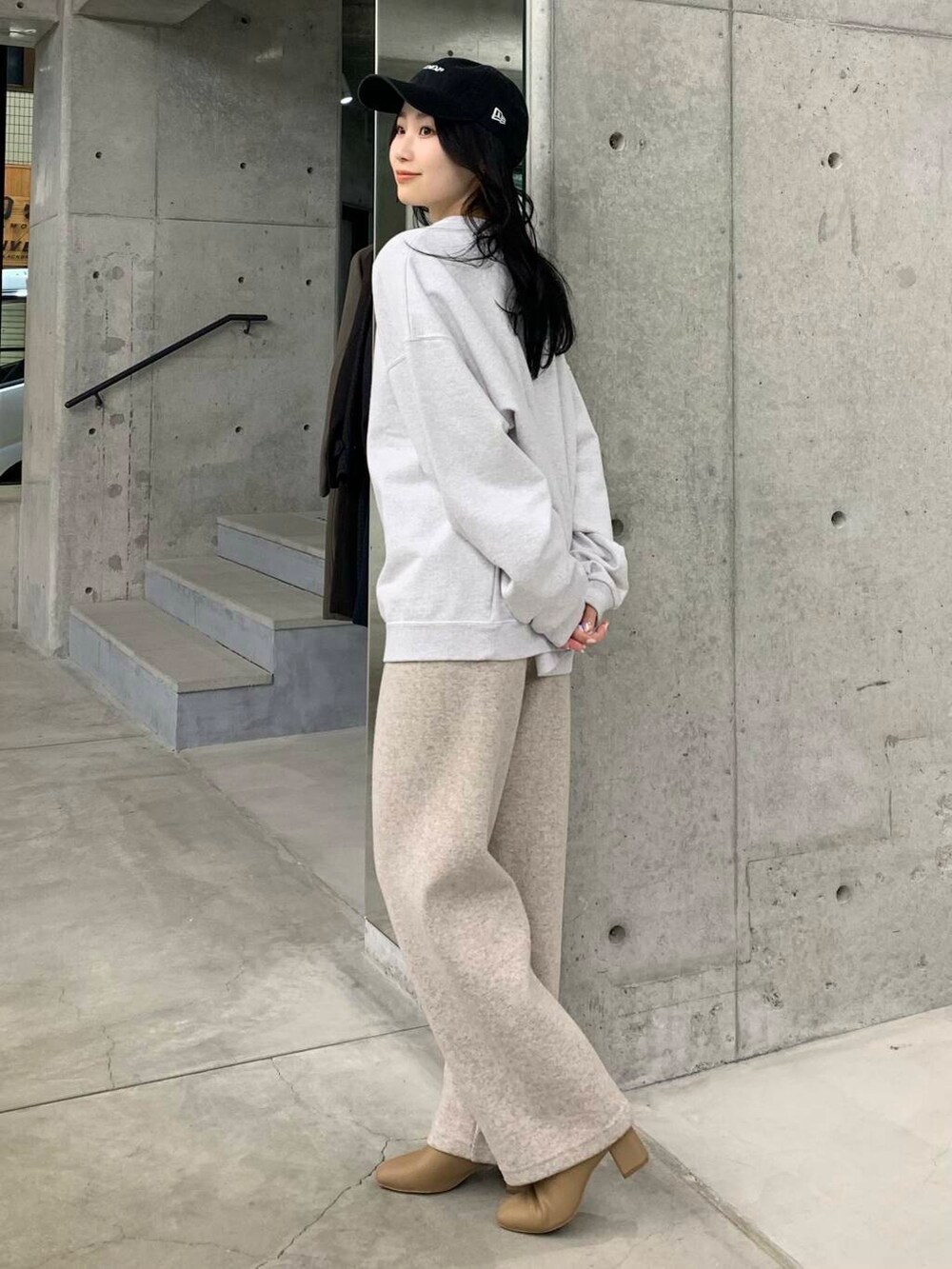 ベージュ系のブーツ、ベージュ系のその他パンツ、グレー系のスウェットを着用したレディースの冬コーディネートの5枚目の写真