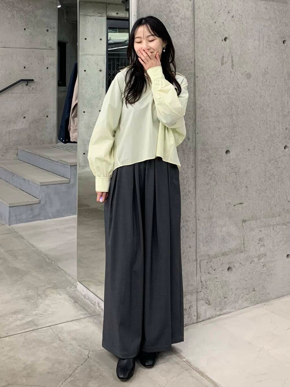 ブラック系のブーツ、グレー系のその他パンツ、グリーン系のシャツ/ブラウスを着用したレディースの冬コーディネートの5枚目の写真