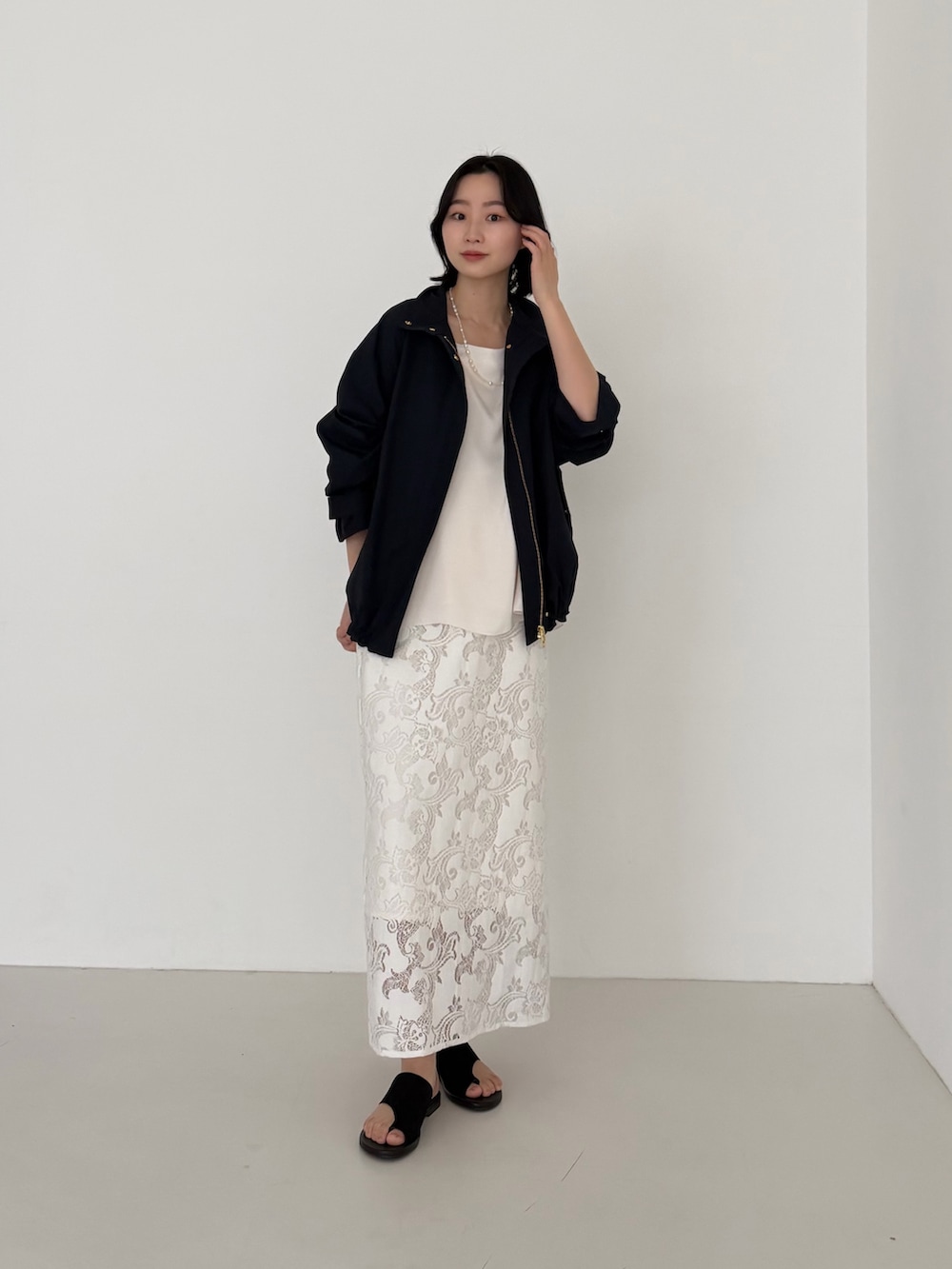 ホワイト系のスカート、ブルー系のその他アウターを着用したレディースの冬コーディネートの2枚目の写真