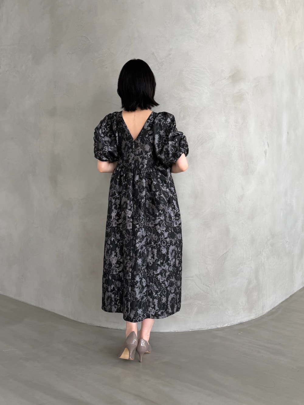 グレー系のワンピースを着用したレディースの冬コーディネートの6枚目の写真