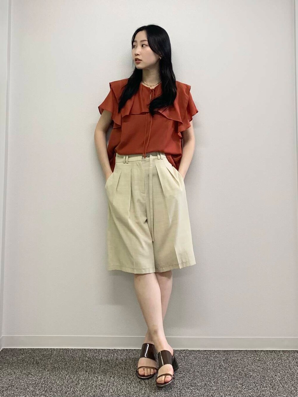 ベージュ系のその他パンツ、レッド系のシャツ/ブラウスを着用したレディースの春コーディネートの2枚目の写真