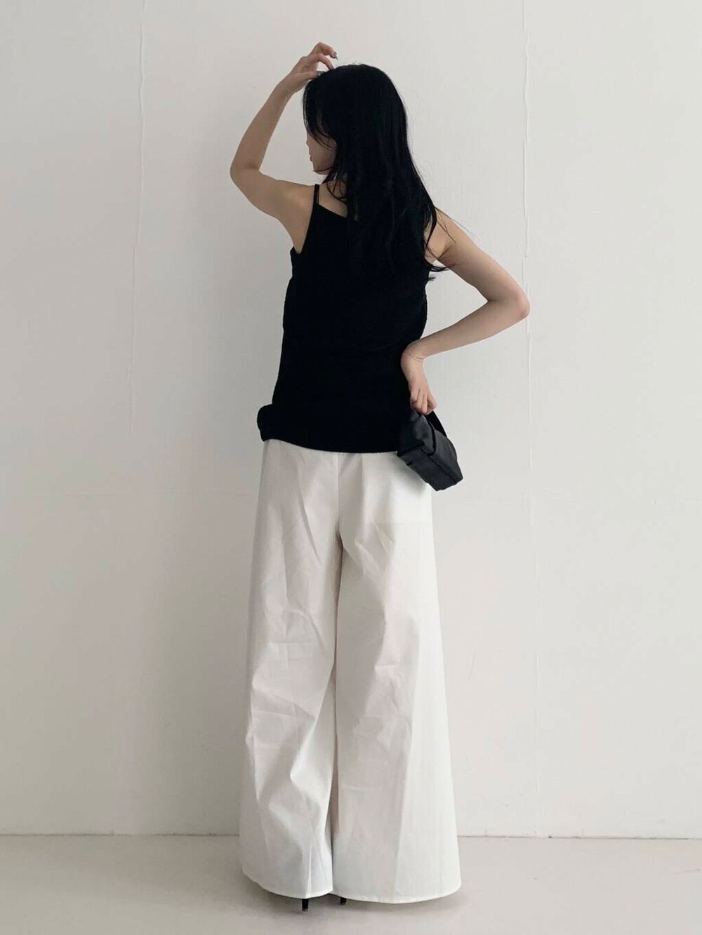 「ワイドパンツ、デートコーデ、休日コーデ、ROSSO、ブルベ夏、骨格ウェーブ、キレイめスタイル、初夏のお出掛けコーデ、ブルベ夏×骨格ウェーブ、きれいめフェミニン」|「URBAN RESEARCH ROSSO WOMENの『MADE IN JAPAN』オリジナルスウェードパンプス(パンプス、ブラック系)」を使った、美波さん(レディース・158cm)の春コーディネートの5枚目の写真