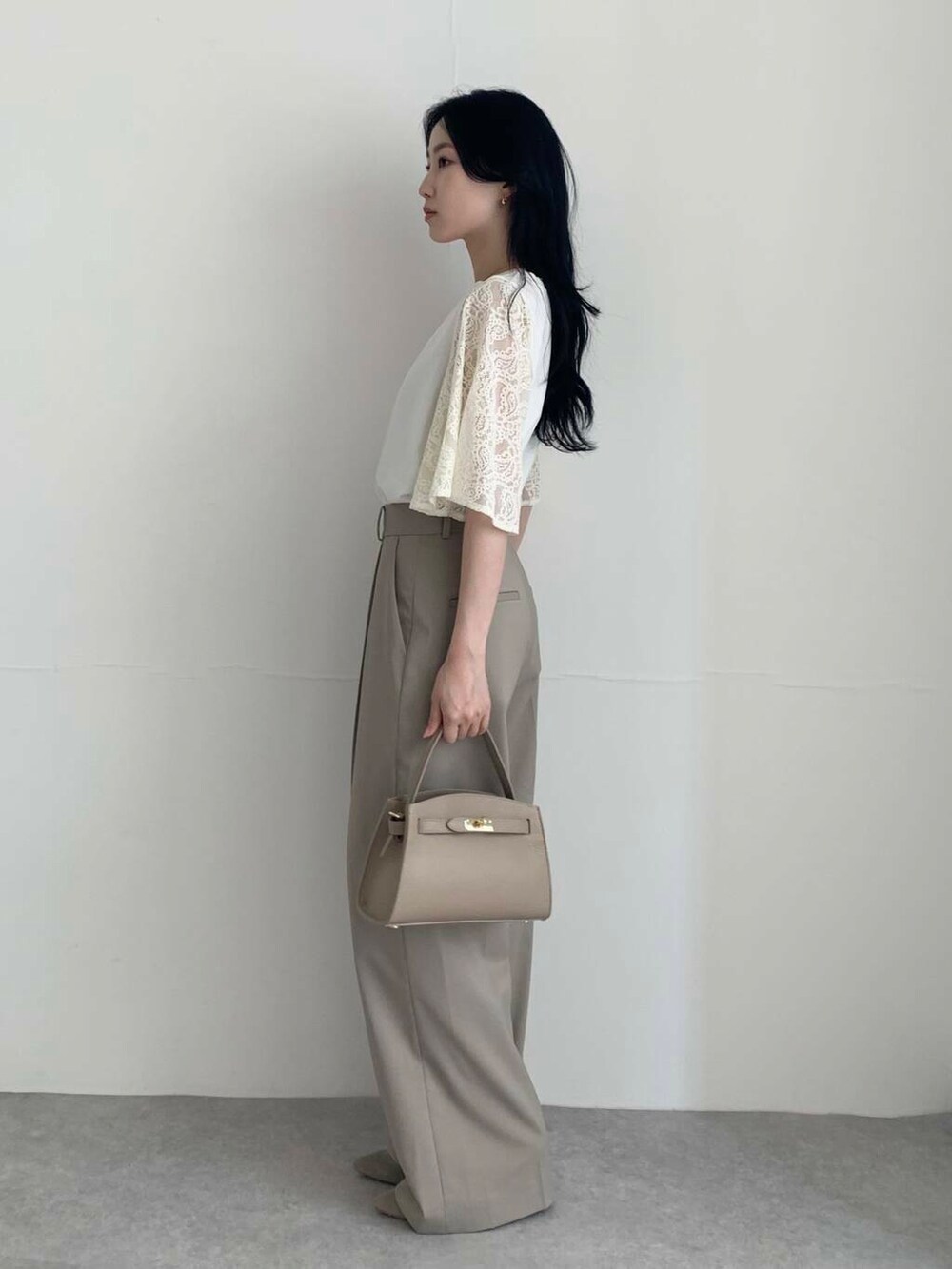 ブラウン系のパンプス、ブラウン系のその他パンツ、ホワイト系のTシャツ/カットソーを着用したレディースの夏コーディネートの4枚目の写真