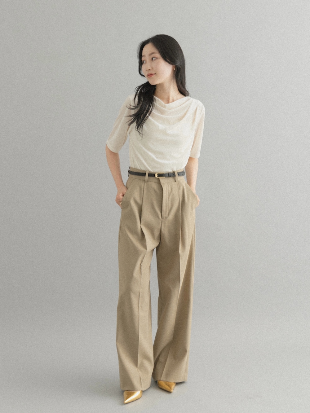 ベージュ系のその他パンツ、ホワイト系のTシャツ/カットソーを着用したレディースの秋コーディネートの3枚目の写真